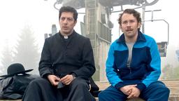 Wer's glaubt, wird selig: Georg (Christian Ulmen) und der vom Vatikan-gesandte Pater Paolo (Fahri Yardim)