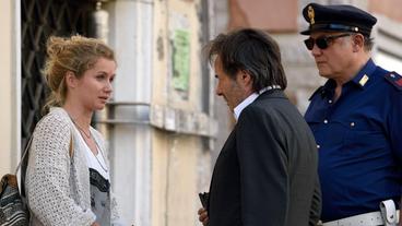 Bild: ARD Degeto/Nicolas Maack Wie kam es zu dem Brandanschlag? Commissario Brunetti (Uwe Kokisch, Mitte) und Sergente Vianello (Karf Fischer) vernehmen die Kostümassistentin Francesca (Cornelia Gröschel).