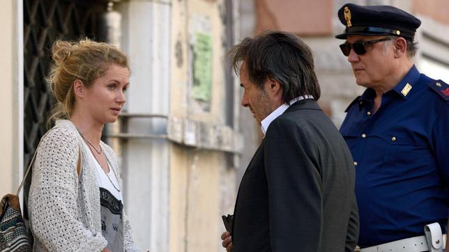 Bild: ARD Degeto/Nicolas Maack Wie kam es zu dem Brandanschlag? Commissario Brunetti (Uwe Kokisch, Mitte) und Sergente Vianello (Karf Fischer) vernehmen die Kostümassistentin Francesca (Cornelia Gröschel).