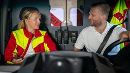 Wie läuft es beim Dating? Nora (Tanja Wedhorn) berichtet ihrem „Coach“ Lars (Bo Hansen) im Rettungswagen.