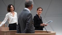 Wiebke Kastager (Nina Kunzendorf) und Larissa Meybach (Friederike Becht) vertreten 31 Länder, die die Bundesrepublik Deutschland wegen ihrer Klimapolitik auf Schadenersatz verklagt haben.