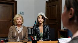 Wieder einmal muss Johanna (Jutta Speidel) mit ihrer aufsässigen Nichte Malu (Nadia Hilker) beim Jugendamt vorstellig werden.