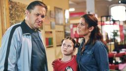 Wieder einmal streitet Sabrina (Christine Neubauer) mit ihrem Ex-Mann Stefan (Michael Brandner) um die Unterhaltszahlungen für die kleine Laura (Sarah und Laura Bellini).
