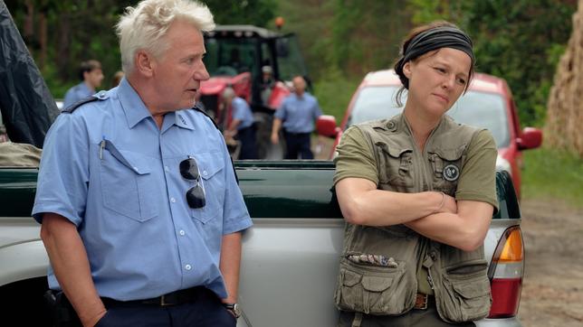 Wildhüterin Sara Jahnke (Maria Simon, re.) trifft in ihrer alten Heimat auf ihren Vater Robert (Jörg Schüttauf, li.).