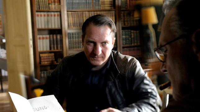 Bild: ARD Degeto Willibald Adrian Metzger (Robert Palfrader, li.) lädt seinen ehemaligen Lehrer, Professor Eder (Bernhard Schir) zu einem Klassentreffen ein.