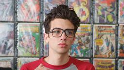 Windows (Jay Baruchel) arbeitet in einem Comic-Laden.