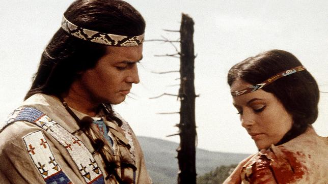 Winnetou (Pierre Brice) versorgt seine große Liebe, die mutige Häuptlingstochter Ribanna (Karin Dor).