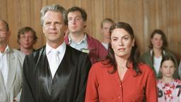 Wird sie ihre Tochter zurück bekommen? Sabrina (Christine Neubauer) und ihr Anwalt Robert Clajus (Peter Sattmann) ziehen vor Gericht.