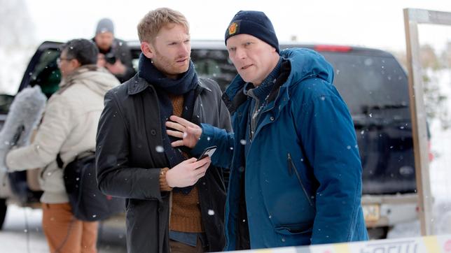 Bild: ARD Degeto/Wisting Production A/S/Agnete Brun Wisting (Sven Nordin) muss die Fragen eines Reporters abblocken.