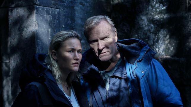 Bild: ARD Degeto/Wisting Production A/S/Trygve Indrelid Wisting (Sven Nordin) und Line (Thea Green Lundberg) jagen einen Entführer.