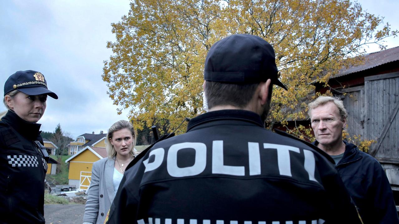 Wisting (Sven Nordin, re.) wird vor den Augen seiner Tochter Line (Thea Green Lundberg) festgenommen.