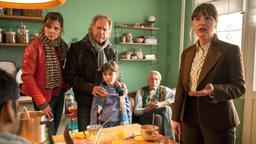 Wo war das Baby heute Nacht? Die Sozialarbeiterin Frau Mey (Nina Vorbrodt, re.) stellt die Familie zur Rede. Gabi (Adelheid Kleineidam, i), Werner (Uwe Ochsenknecht) und die kleine Pauli (Carla Demmin) und Kowalski (Axel Werner, sitzend) stehen den Thiemes bei.