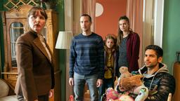 Wo war das Baby heute Nacht? Die Sozialarbeiterin (Nina Vorbrodt, li.) stellt im Beisein von Tarik (Daniel Rodic) Frank Thieme (Barnaby Metschurat) und seine Töchter Nele (Lola Liefers) und Marie  (Marlene Burow) zur Rede.
