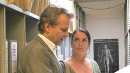 Wurde ihre Tochter als Baby vertauscht? Sabrina Maurer (Christine Neubauer) und ihr Anwalt Robert Clajus (Peter Sattmann) auf Spurensuche.