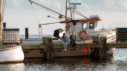 Yasmin Meckel (Sophie Dal) und Gudrun Wohlers (Katrin Pollitt) machen eine kleine Pause im Hafen – eigentlich sollte es ja ein Kanzlei-Urlaub und kein neuer Fall werden.
