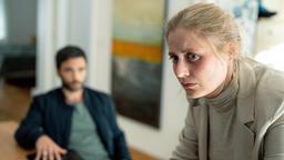 Youssef (Karim Chérif) versucht in einem Gespräch mit Jenny Ahrens (Sina Ebell) mehr über deren Beziehung zum Mordopfer herauszufinden.