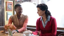 EIN SOMMER IN NEW YORK: Zainab (Danai Gurira) und Mouna (Hiam Abbas) begegnen sich mit einer gewissen Vorsicht.