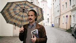 Zankl (Michael Ostrowski) geht durch die Straßen von Passau.