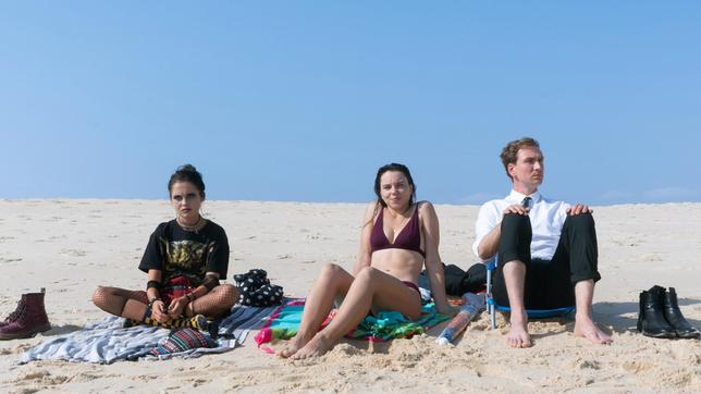 Zara (Bianca Nawrath, li.), Soraia Rosado (Filipa Areosa) und Leander Lost (Jan Krauter) verbringen gemeinsam einen Tag am Strand.