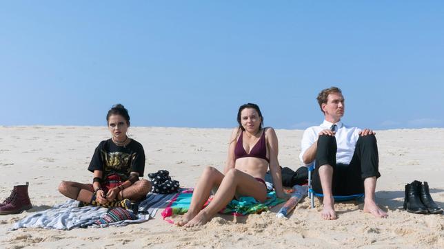 Bild: ARD Degeto/Mariella Koch Zara (Bianca Nawrath, li.), Soraia Rosado (Filipa Areosa) und Leander Lost (Jan Krauter) verbringen gemeinsam einen Tag am Strand.