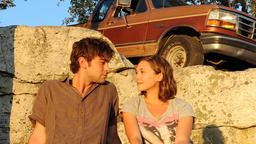 Zoe (Elizabeth Olsen) und Cole (Chace Crawford) kommen sich näher.