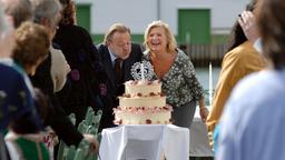 Zum 25. Hochzeitstag hat Kaare Eliassen (Jan-Gregor Kremp) ein großes Fest für sich und seine Frau Hanne (Jutta Speidel) organisiert.