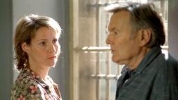 Zum ersten Mal erhält Albert Tieck (Helmut Griem) im Gefängnis Besuch von seiner Tochter (Kirsten Block).