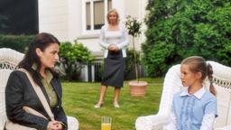 Zum ersten Mal in ihrem Leben trifft Sabrina Maurer (Christine Neubauer) ihre leibliche Tochter Nadja (Charlotte Bellmann, re.; im Hintergrund: Maritna Mank).