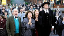 Dr. Ingo Leuwerik (Rüdiger Vogler) freut sich gemeinsam mit Leonore Dobisch (Rita Russek), Katrin Dobisch (Bernadette Heerwagen, 2. v. rechts) und Lothar Dobisch (Stephan Grossmann, rechts), dass die Uhr auf dem Marktplatz wieder funktioniert.