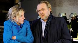  Katrin Dobisch (Bernadette Heerwagen) hat Hubertus Hobbs (Jan-Gregor Kremp) das Leben gerettet.