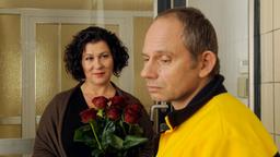 Zum wiederholten Male überrascht Briefträger Hartmut März (Michael Lott) seine Angebetete Rosa Schätzlein (Eva Mattes) mit einem Rosenstrauß.