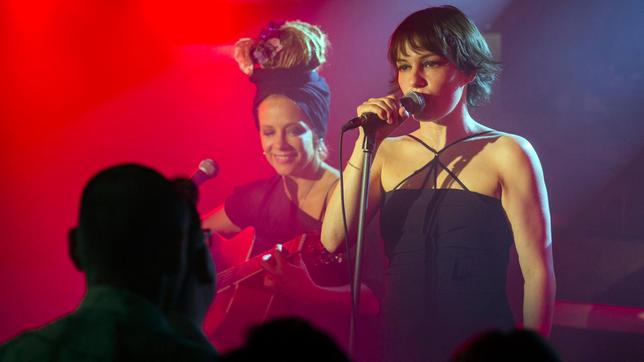 Bild: ARD Degeto/Frank Dicks Zurück auf die Bühne: Sängerin Sascha (Nicolette Krebitz) und Gitarristin Karla (Katja Riemann).