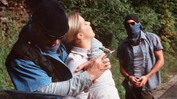 Zwei maskierte Entführer halten die Internatsschülerin Anna (Bernadette Heerwagen) für eine Millionärstochter und kidnappen sie irrtümlich.