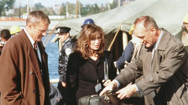 Bild: ARD Zwischen der Ermittlerin Renee Brennan (Jaclyn Smith, Mitte) von der nationalen Transportsicherheitsbehörde NTSB und ihrem Freund Mark Ettinger (Bruce Boxleitner, li.) von der Flugaufsichtsbehörde FAA kommt es zu einem Konflikt. Renee glaubt an einen Saboteur und will ein Startverbot für die Fluglinie TRA, doch Mark verhindert dies.