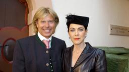 Zwischen Hansi (Hansi Hinterseer) und seiner Erzrivalin Viktoria (Anja Kruse) fliegen wieder die Fetzen.