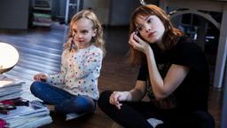 Zwischen Julie (Emilia Schüle, re.), die mit allen Mitteln Model werden möchte, und ihrer jungen Nachbarin Toni (Luna Arwen Krüger, li.) entwickelt sich eine ungewöhnliche Freundschaft.