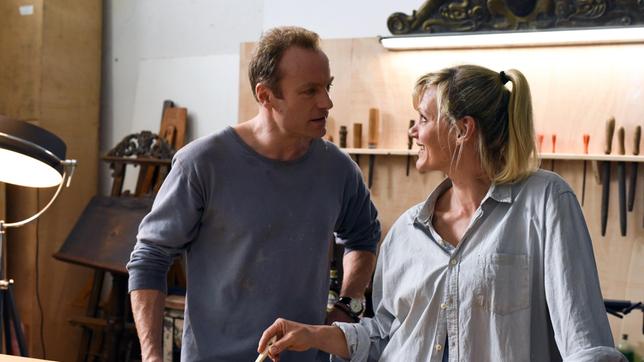 Bild: ARD Degeto/Marion von der Mehden Zwischen Katrin (Anna Schudt) und Peter (Mark Waschke) knistert es.