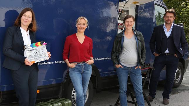 Bild: ARD Degeto/ORF/Allegro Film/Stefan Haring Drehstart für "Steirertod" (AT) und "Steirerrausch" (AT): Bettina Mittendorfer (Rolle Nicole Sturm), Eva Herzig (Rolle Eva Merz), Miriam Stein (Rolle Sandra Mohr) und Harry Prinz (Rolle Sascha Bergmann) (v.l.n.r.)