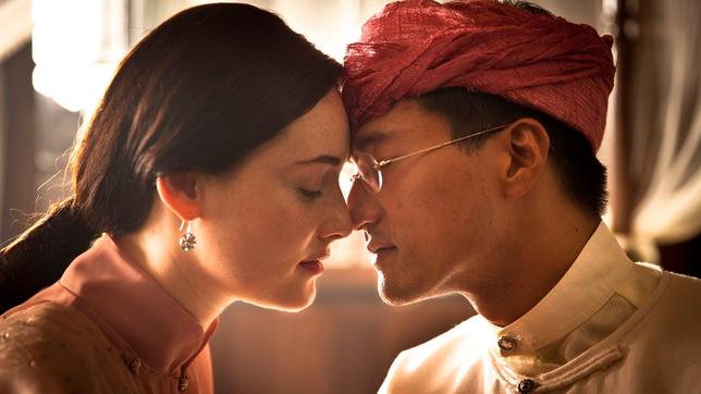 Bild: ARD Degeto/ORF/Patrick Brown Dämmerung über Burma: Inge (Maria Ehrich) und Sao (Daawerit Chullasapya)