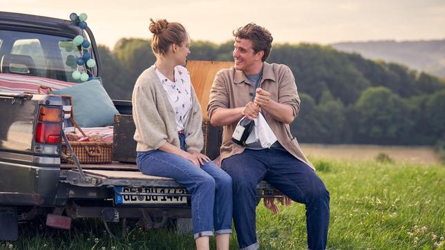 Laura (Bettina Burchard) bekommt von Paul (Max Bretschneider) dessen „Chill Out Aerea“ gezeigt.