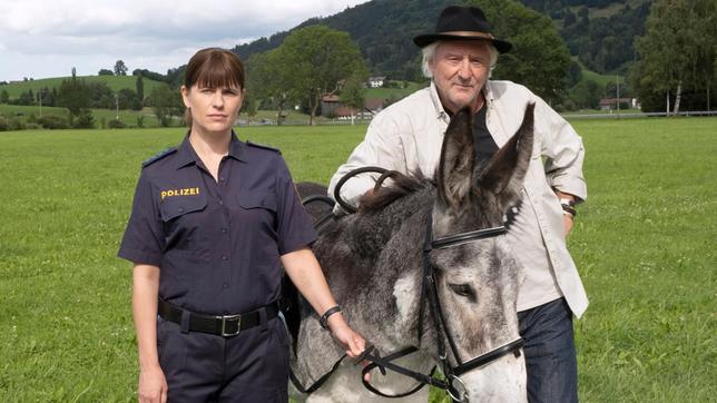 Mein Vater, der Esel und ich: Tinka (Isabell Polak, li.) bekommt überraschenden Besuch von Hartmut „Bonanza“ Zeller (Günther Maria Halmer, re.).