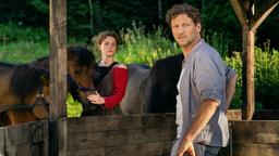 Vertrautes Verhältnis: Georg (Thomas Unger, re.) mit seiner Nichte Mila (Nadja Sabersky).
