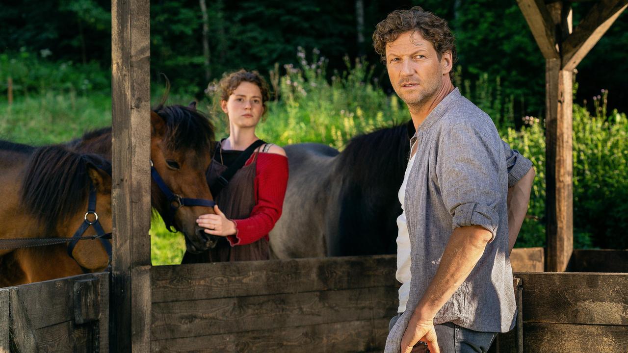 Vertrautes Verhältnis: Georg (Thomas Unger, re.) mit seiner Nichte Mila (Nadja Sabersky).