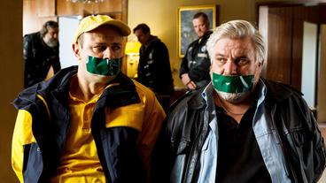 Vorne die Guten, hinten die Gangster: Dorfsheriff Koops (Aljoscha Stadelmann, re.) und Postbote Heiner (Moritz Führmann) in der Klemme.
