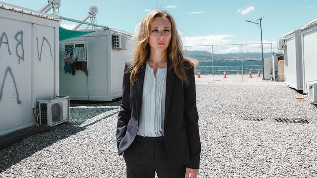 Bild: SWR/Pierre Meursaut Hélène (Sylvie Testud) hat ein Konzept für Flüchtlingslager in privater Trägerschaft entwickelt. Das Lager in Athen ist das erste, das in Betrieb gegangen ist, auf dieser Basis will sie weitere öffentliche Aufträge akquirieren.