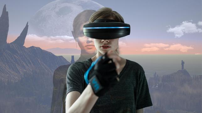 Bild: BR/ARD Degeto/Sappralot Productions GmbH/Alexander Fischerkoesen - Titel/Presseheft - Jennifer Reitwein (Emma Bading) schaut sich die virtuelle Waffe in ihrer Hand an.