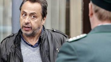 Bild: MDR/Junghans Stephan Busemann vor einem Polizisten