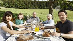 Die ganze Familie am Tisch