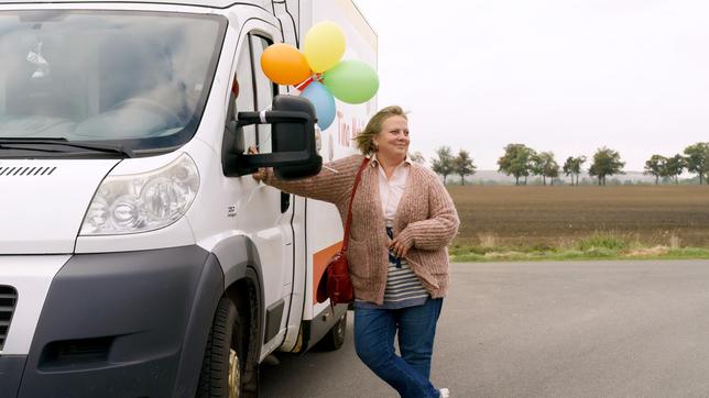 Bild: rbb/Stefan Erhard RUNDFUNK BERLIN-BRANDENBURG Drehschluss für "Tina mobil" (AT) – die neue Miniserie vom rbb Anfang Dezember fiel die letzte Klappe für die neue Miniserie des rbb "Tina mobil" (AT). Die Hauptrolle der Tina spielt Gabriela Maria Schmeide. In sechs Folgen von je 45 Minuten erzählt die Miniserie mal komisch, mal traurig die Geschichte einer Frau, die partout nicht aufgeben will, in einem Milieu, das nicht allzu oft gezeigt wird - eine Erzählung von Liebe, Kraft, Trotz und Selbstbehauptung. Das Drehbuch stammt von Laila Stieler, Regie führte Richard Huber. Start der Dreharbeiten war bereits im September. Gedreht wurde u. a. in Berlin-Weißensee, Beiersdorf-Freudenberg und Bernau. Die Ausstrahlung in der ARD Mediathek und am "FilmMittwoch im Ersten" ist für das 4. Quartal 2021 geplant. - Tina Sanftleben (Gabriela Maria Schmeide) und das Backmobil.