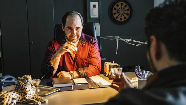 Bild: BR/die film gmbh/Hendrik Heiden Ömer (Roman Kanonik, links) ist der neue Chef in Firats (Eko Fresh) Firma.